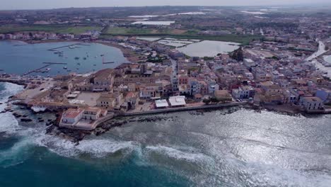 Panorámica-Aérea-Horizontalmente-Marzamemi-Bañado-Por-La-Luz-Del-Sol,-Sicilia