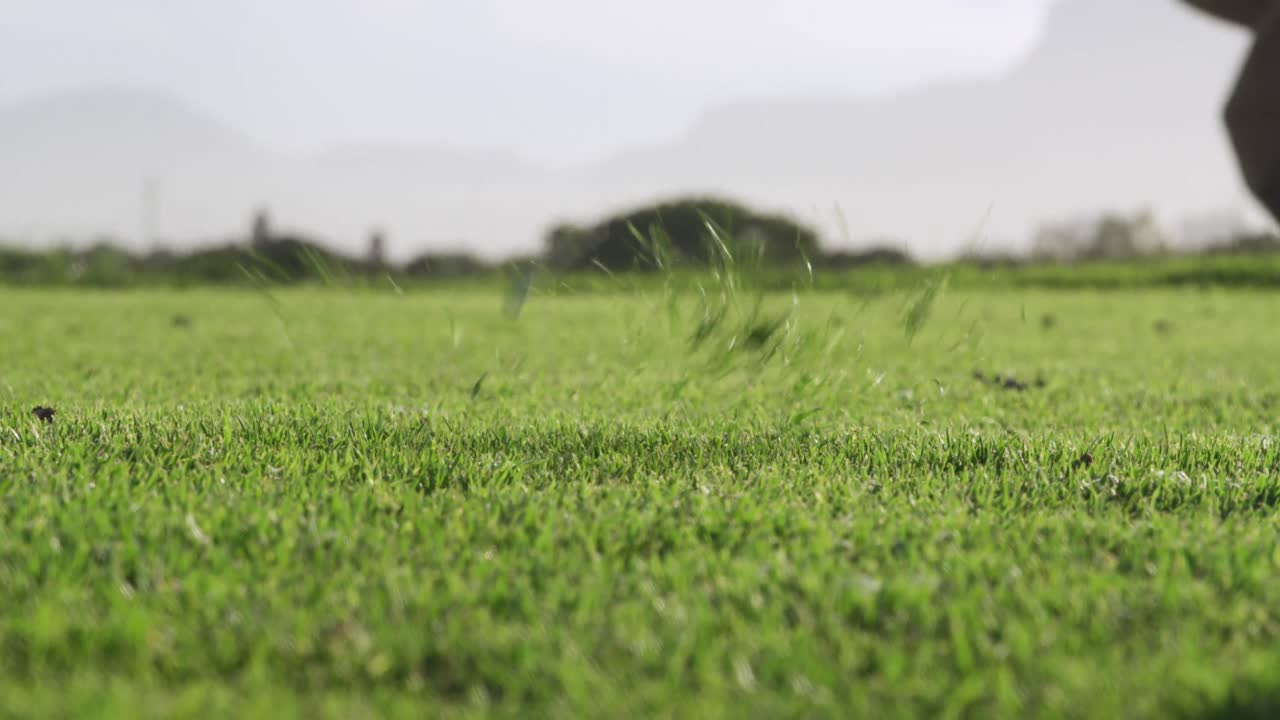 골프 선수 가 클럽 으로 공 을 치고 있다