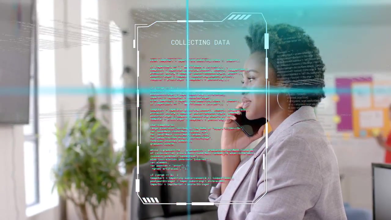 Indgående opkald aktiverer teknisk HUD, kvinde holder telefon og lytter, HUD indsamler forretningsdata, smiler.