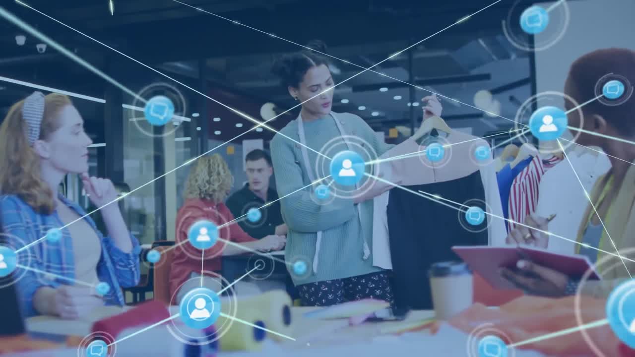 다양한 디자이너가 동료들에게 섬유를 보여주는 연결된 메시지 및 프로필 아이콘의 애니메이션