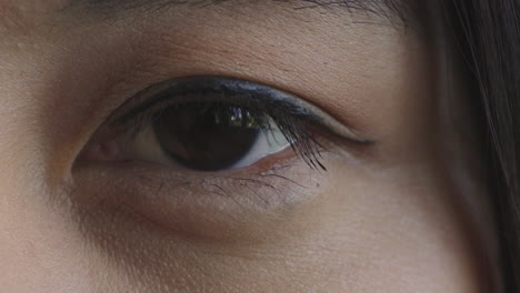 cerrar el ojo de la mujer asiática parpadeando mirando a la cámara