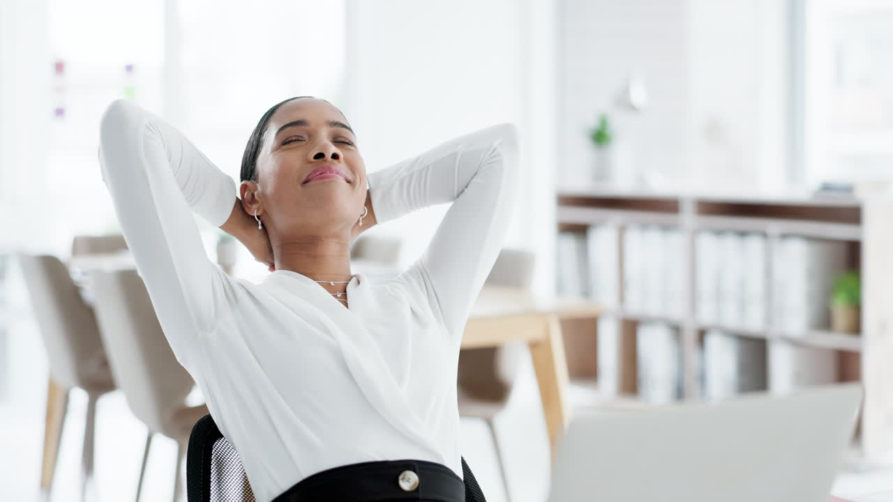 relaxar, feliz e mulher de negócios com trabalho completo