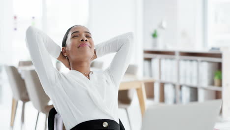 relajarse, feliz y mujer de negocios con un trabajo completo