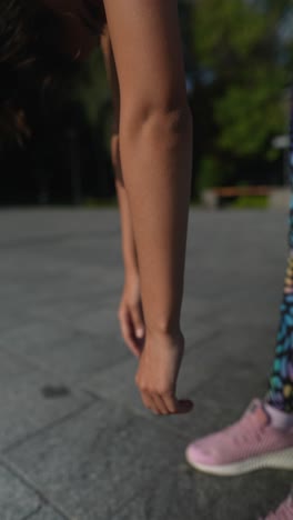 mujer estirándose al aire libre
