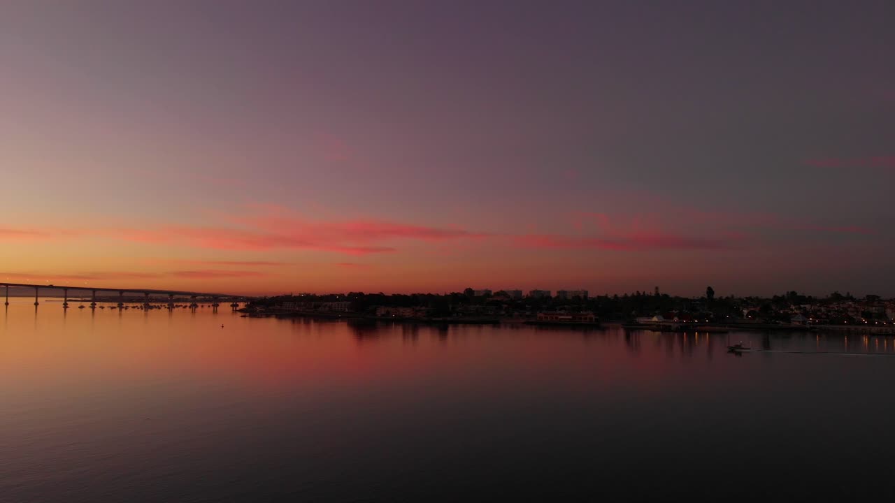 Panorama aérien du pont Coronado de San Diego et du skyline, depuis l'Embarcadero au lever du soleil, avec un bateau