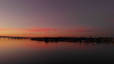 San-Diego-Coronado-Bridge-Skyline-Blick-Vom-Embarcadero-Bei-Sonnenaufgang-Bootsantenne