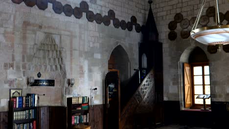 interior de la mezquita de bajrakli la única mezquita de la época del imperio otomano en belgrado