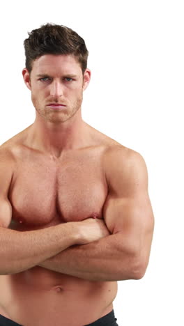 hombre musculoso con los brazos cruzados