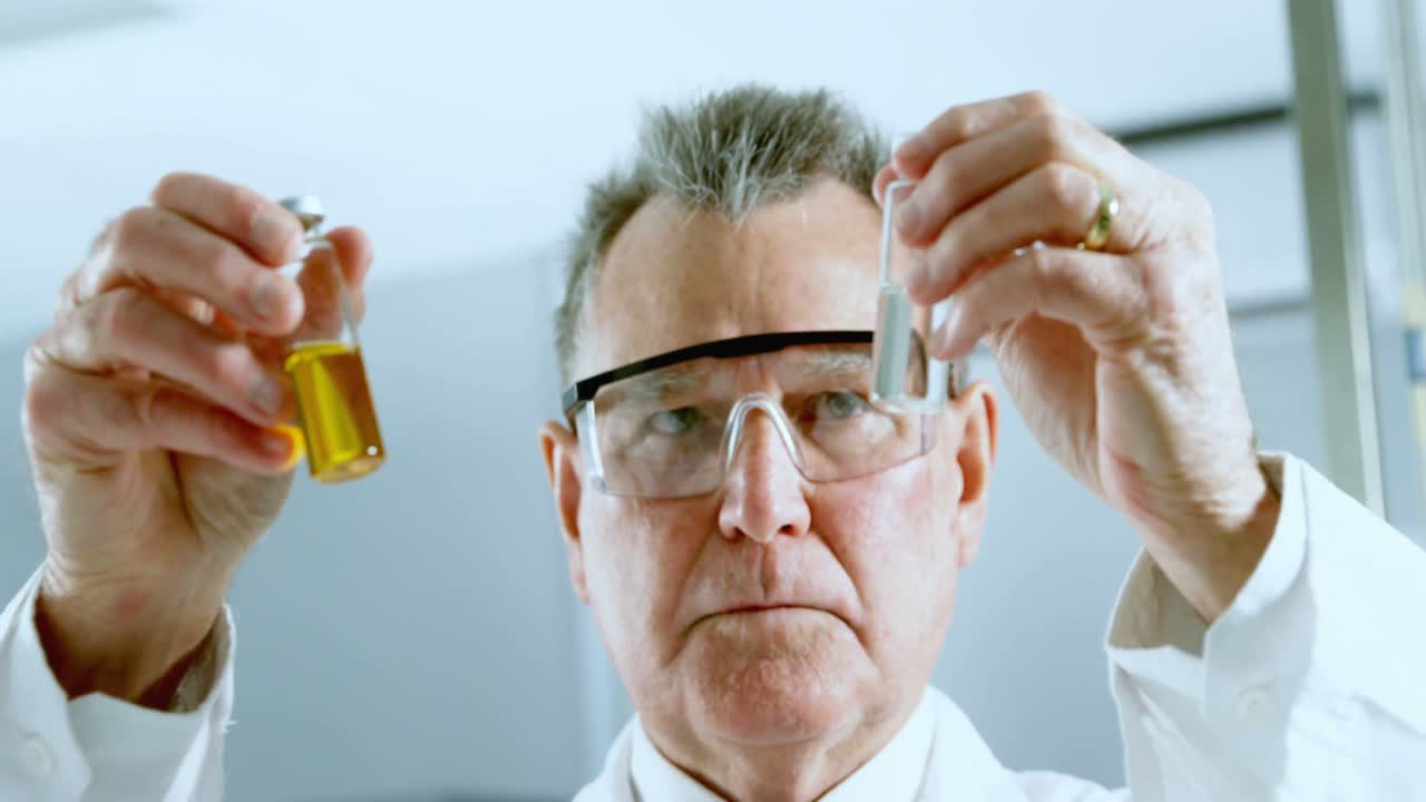 Scienziato che sperimenta in laboratorio 4k
