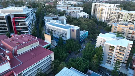 tomada aérea de drones del campus de las academias de industrias creativas de queensland