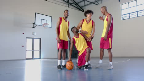 Verschiedene-Basketballspieler-Feiern-Einen-Sieg-Auf-Dem-Platz