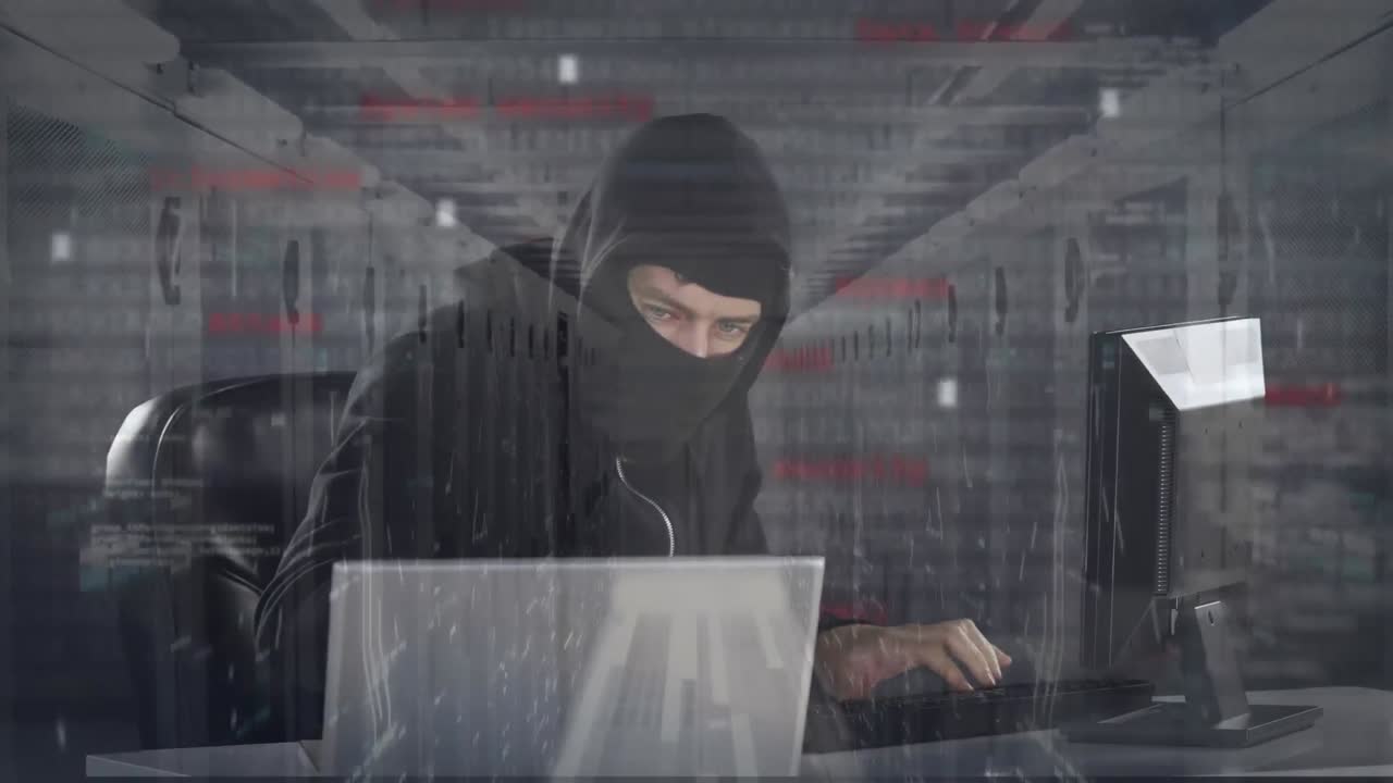 animación de un hombre encapuchado pirateando una computadora