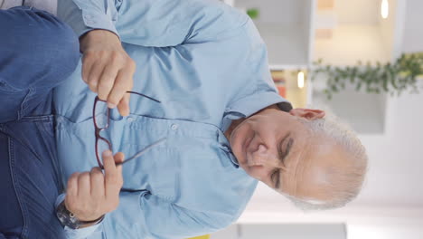 Vertikales-Video-Des-Alten-Mannes-Mit-Brille.