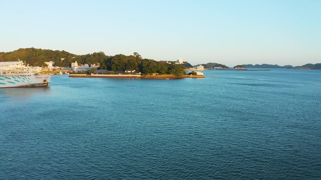 일본 미에 있는 토바 만 위를 날아다니는 4k,  ⁇ 은 날에 상승하는 공중 전망 4k