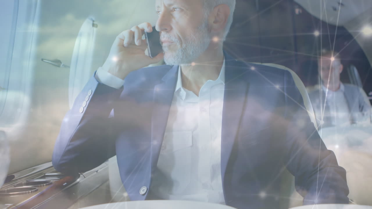 항공기에서 스마트폰을 사용하는 백인 고위 사업가 위의 연결과 구름의 애니메이션