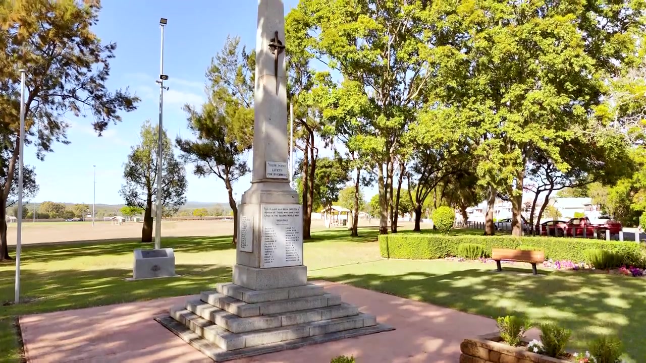 Filmagem de drone do Memorial de Guerra em Laidley, Queensland, em um dia ensolarado