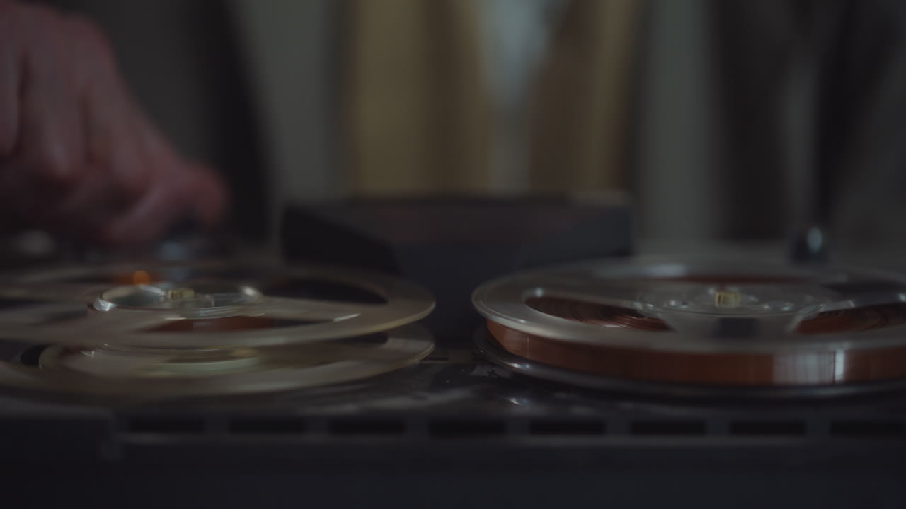 스파이는 신중한 녹음을 듣습니다.