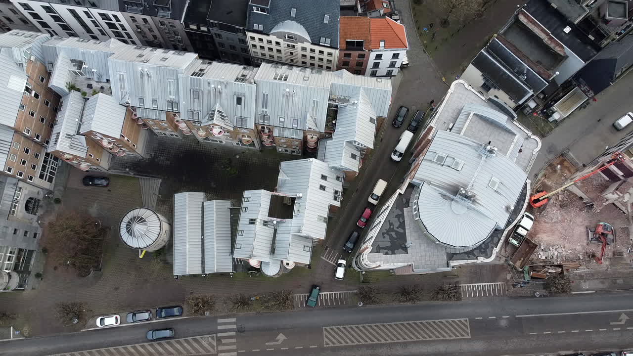 снимок с воздуха сверху вниз бельгийского жилого района у дороги с автомобилями в антверпене