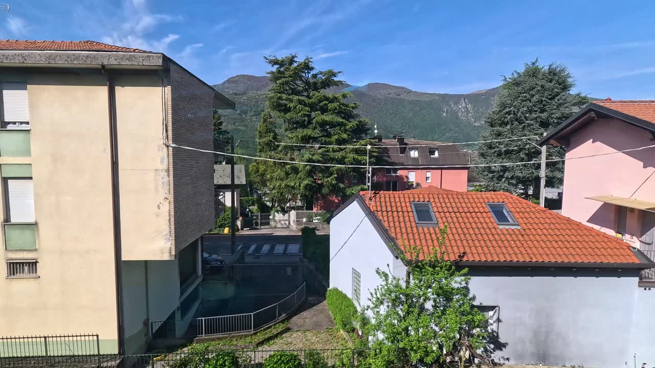 una vista pintoresca de los edificios y la naturaleza