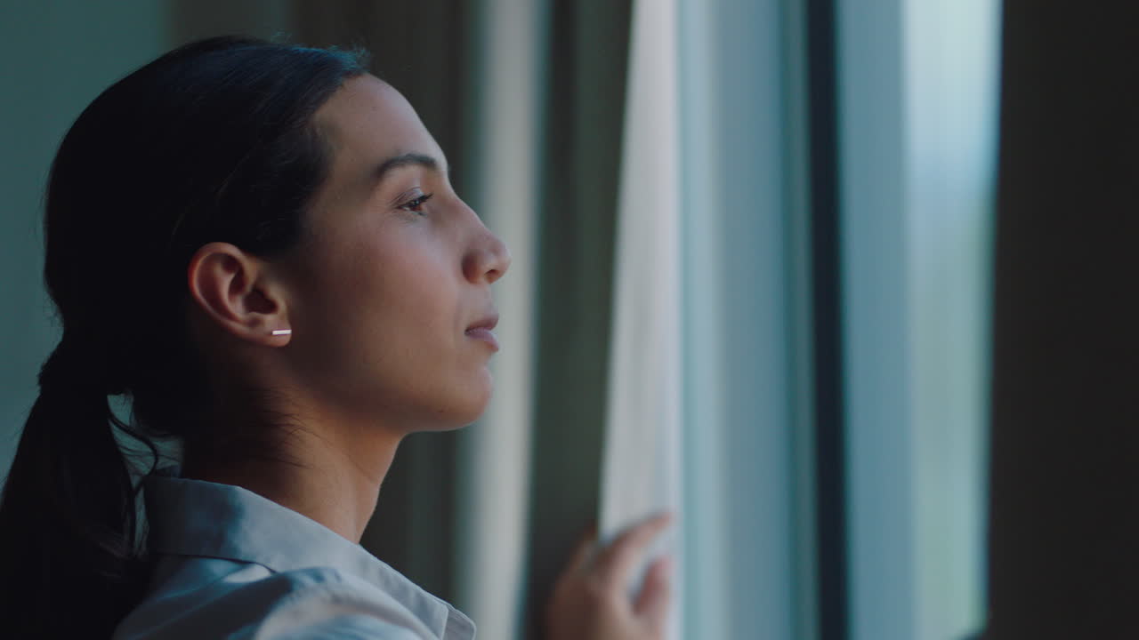 mujer de negocios abriendo cortinas en la habitación del hotel mirando por la ventana fresco nuevo día exitoso mujer independiente planificación por delante al amanecer