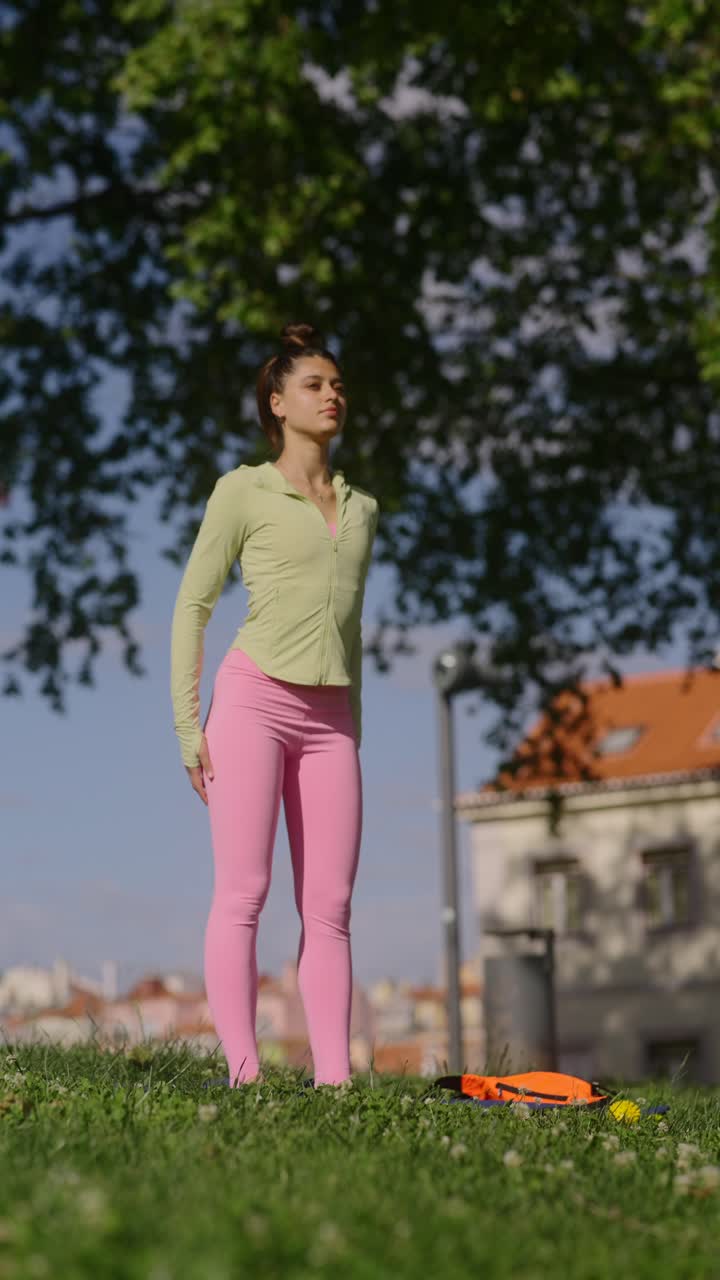 mujer practicando yoga al aire libre