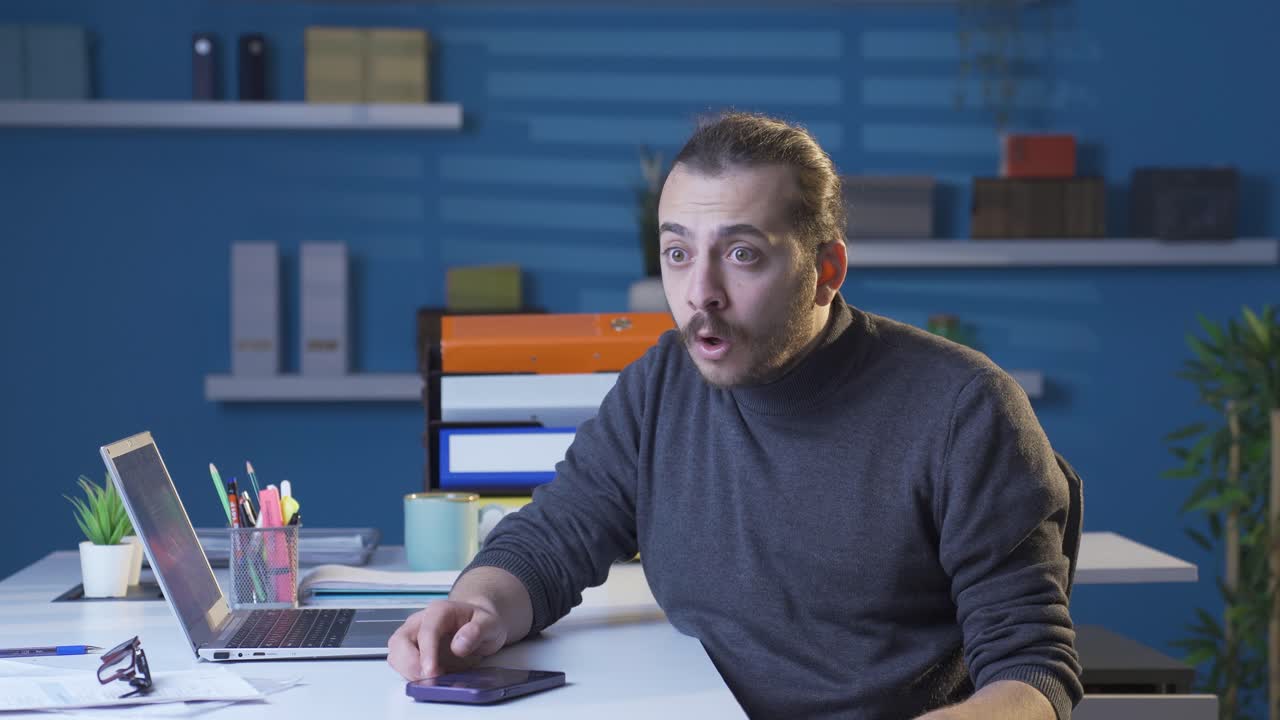 el hombre de negocios con problemas de tiempo se pone nervioso.