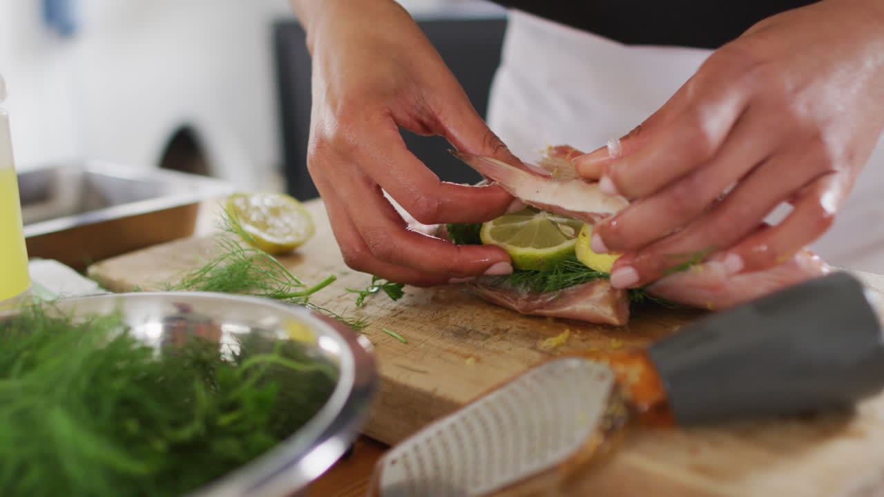 Chef donna caucasica che prepara un piatto e sorride in una cucina