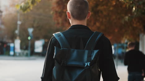 Junger-Student,-Der-Durch-Die-Stadtstraße-Geht.