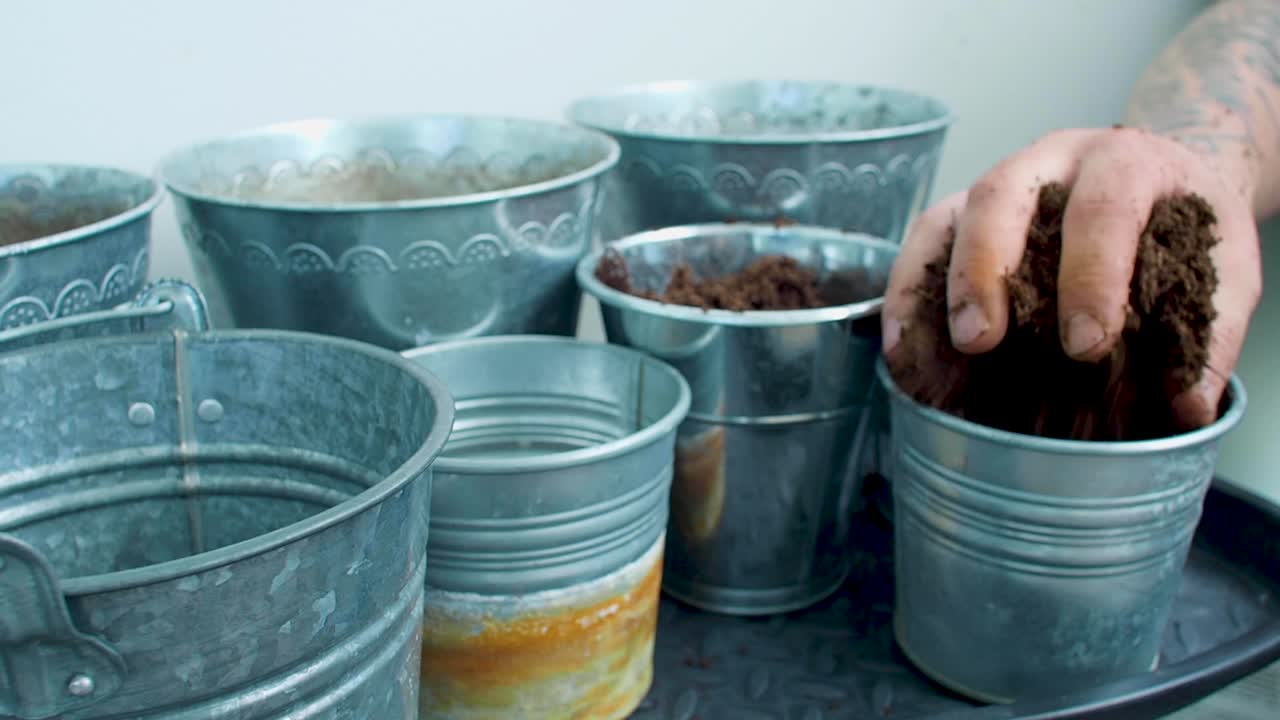 땅이  ⁇ 어지거나  ⁇ 어지면서 버 ⁇ 이  ⁇ 으로 채워지고 있습니다.