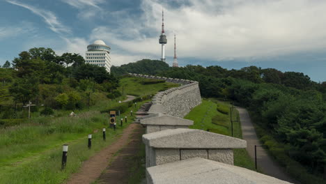 Turistas-Caminando-A-Lo-Largo-De-La-Fortificación-Histórica-De-La-Muralla-De-La-Ciudad-De-Seúl-O-Hanyangdoseong-En-El-Parque-De-La-Torre-Namsan-En-El-Día-De-Verano,---Timelapse-Estático-Durante-El-Día