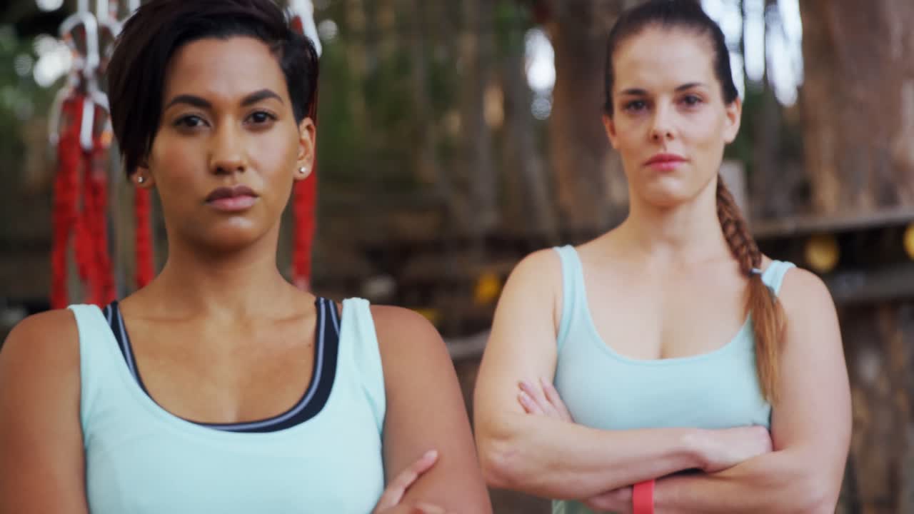 mujeres confiadas de pie con los brazos cruzados 4k