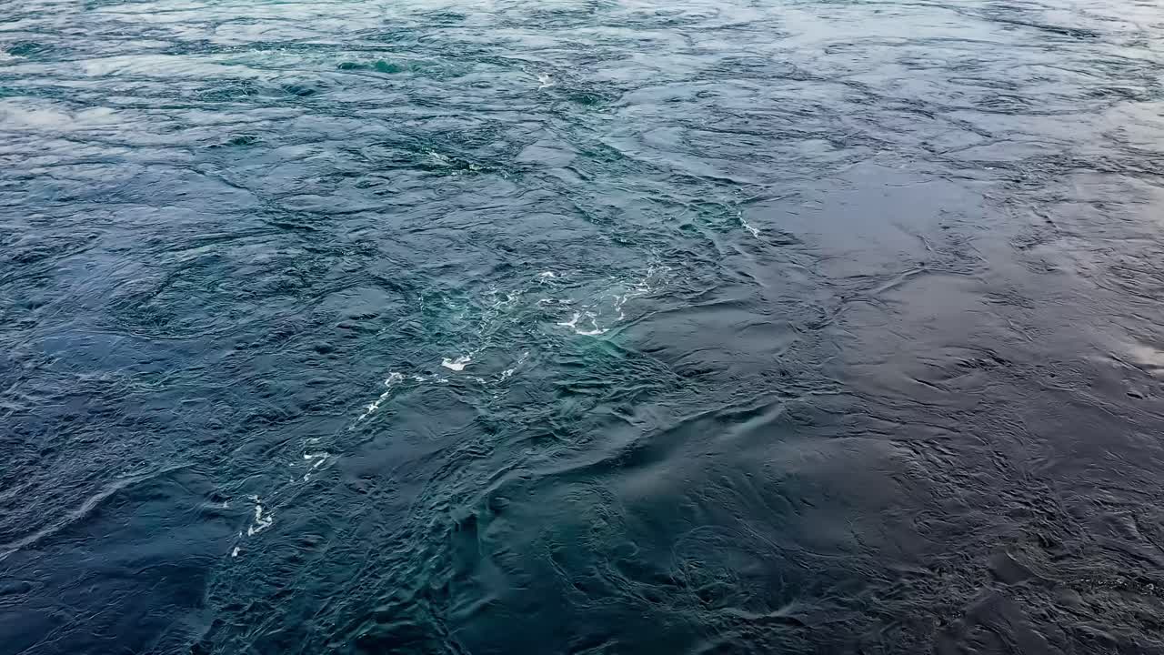 As ondas das águas do rio e do mar encontram-se durante a maré alta e a maré baixa.
