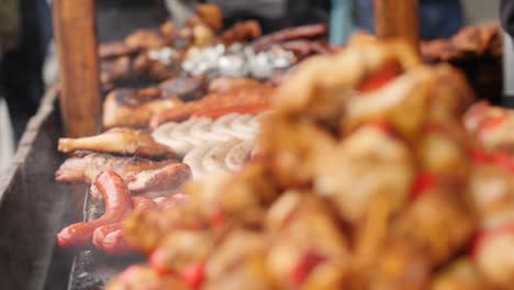 tire de la carne de enfoque en la barbacoa a las brochetas de pollo