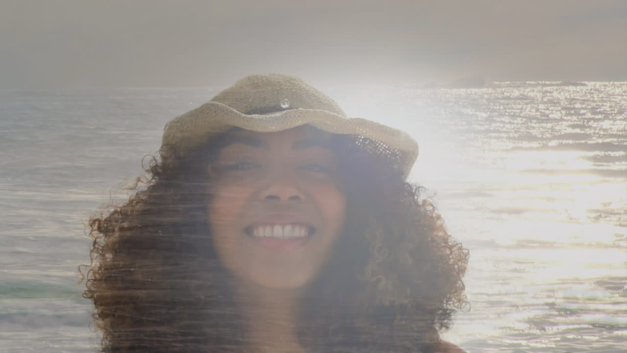 animación de una feliz mujer afroamericana en la playa sonriendo, sobre el mar