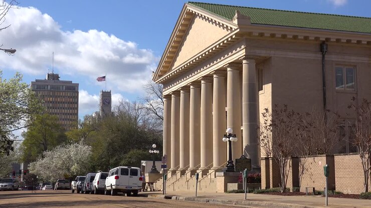 Un'immagine suggestiva di un grande edificio governativo a Jackson, Mississippi.