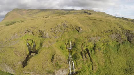 Cascada-De-Seljalandsfoss-En-Islandia-En-Un-Hermoso-Día-De-Septiembre-Tomada-Desde-Un-Dron-Gopro-Karma