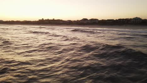 Drone-Retrocediendo-Revelando-Una-Playa-Con-Olas-Rápidas-En-Primer-Plano