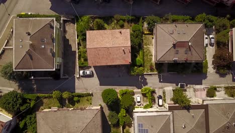 toma superior por dron de algunas casas en un pequeño pueblo, acercar