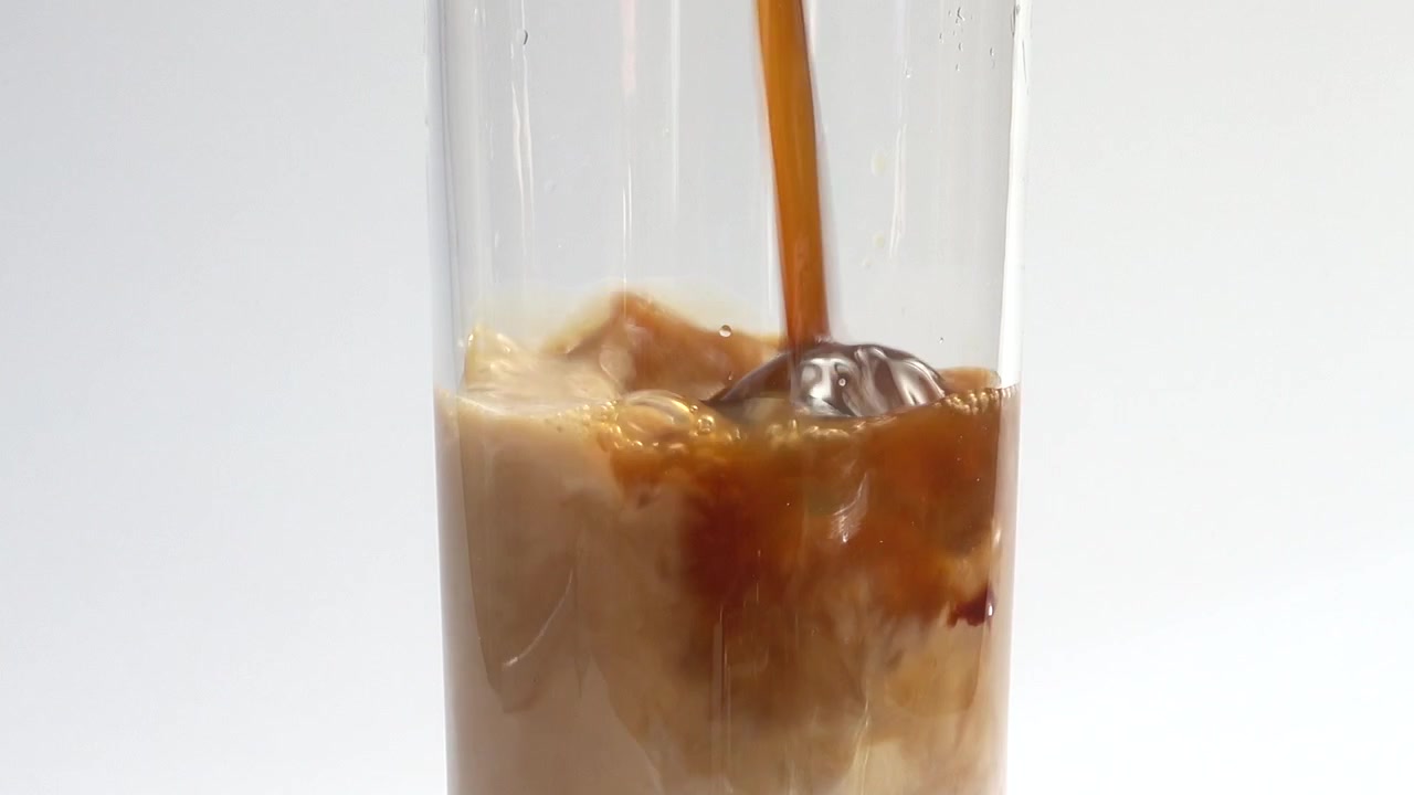 Preparación de bebida de café con hielo, leche, café, nata y sirope de chocolate