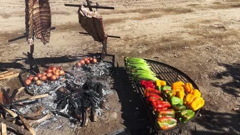 Argentinischer-Grill:-Gegrilltes-Gemüse-Und-Fleisch.-Zeitlupe