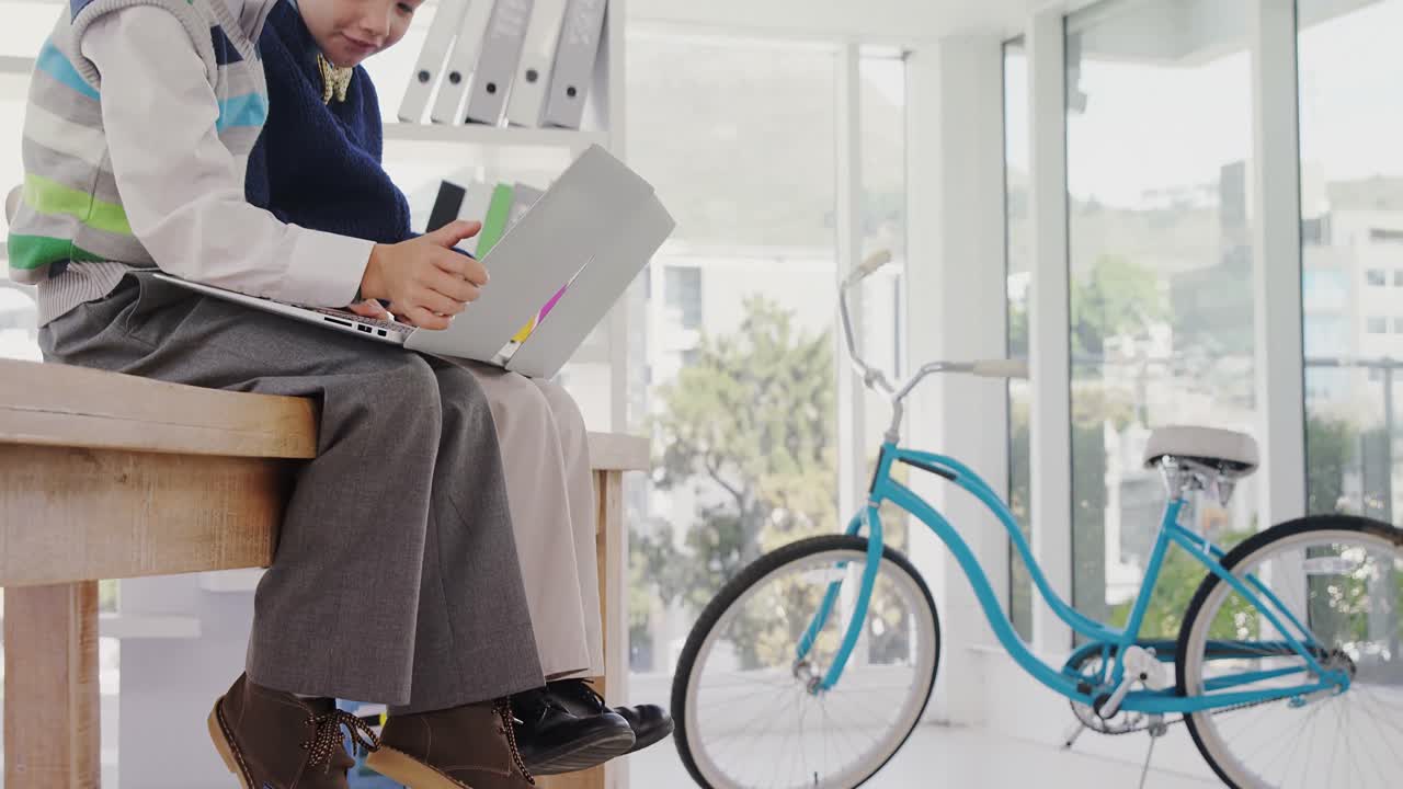 아이들이 노트북 4k 4k에서 일하는 경영자입니다.