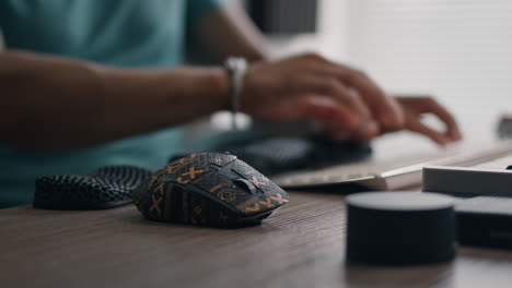 persona que utiliza un ratón y un teclado de computadora