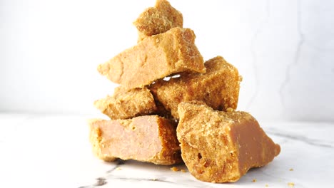 un montón de cubos de jaggery