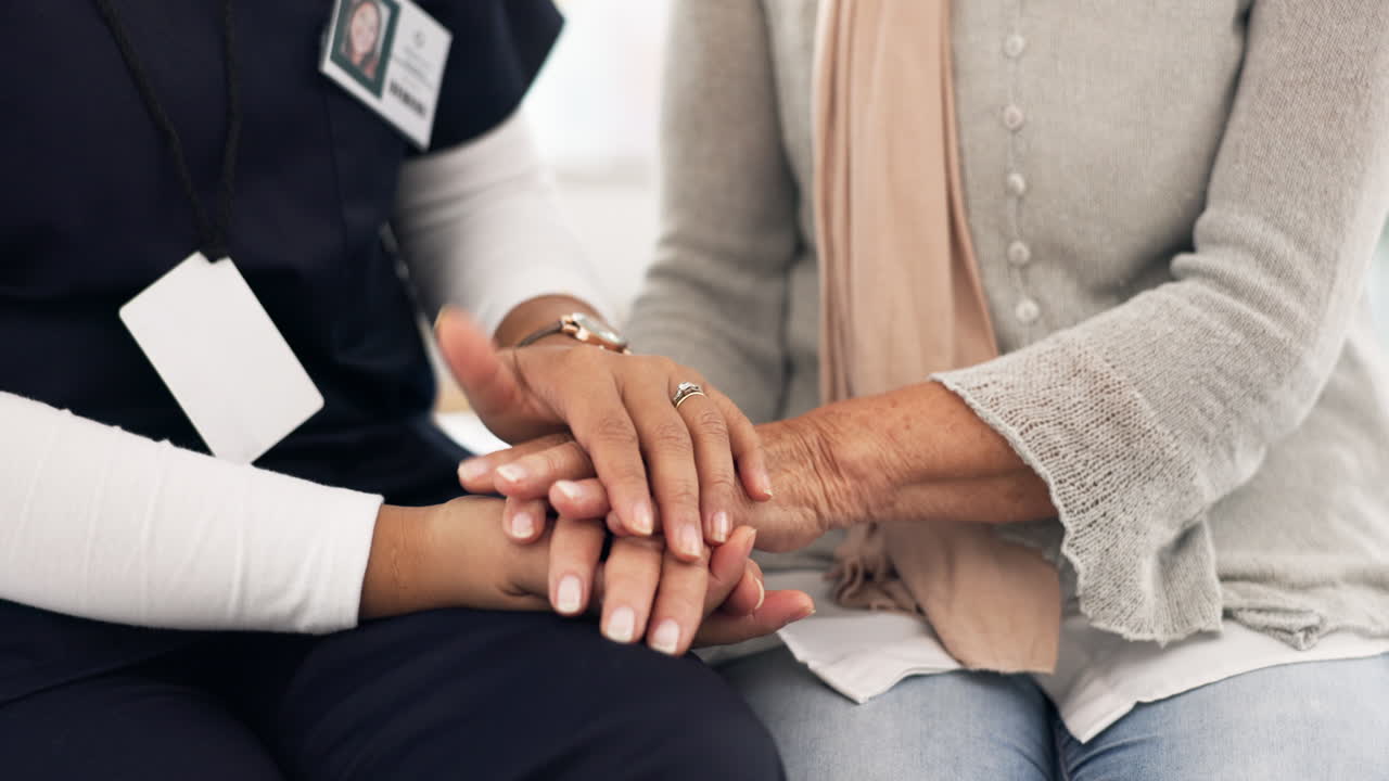 persona de edad avanzada, cogida de la mano