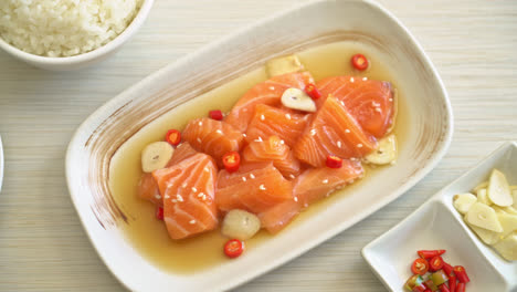 Frischer-Lachs,-Roh-Marinierter-Shoyu-Oder-In-Lachs-Eingelegte-Sojasauce---Asiatischer-Essensstil