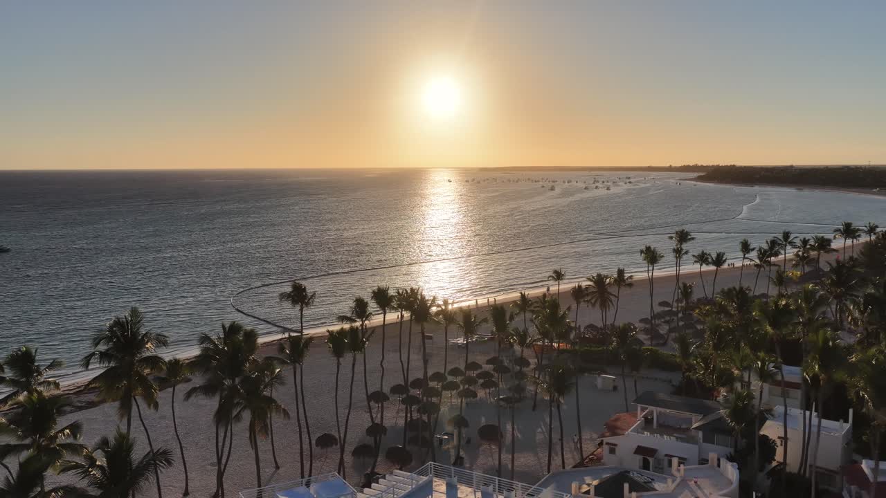 Praia do Pôr do Sol em Punta Cana, La Altagracia, República Dominicana. Paisagem do Pôr do Sol. Resorts à beira-mar. Destinos de viagem. Praia do Pôr do Sol em Punta Cana, La Altagracia, República Dominicana.