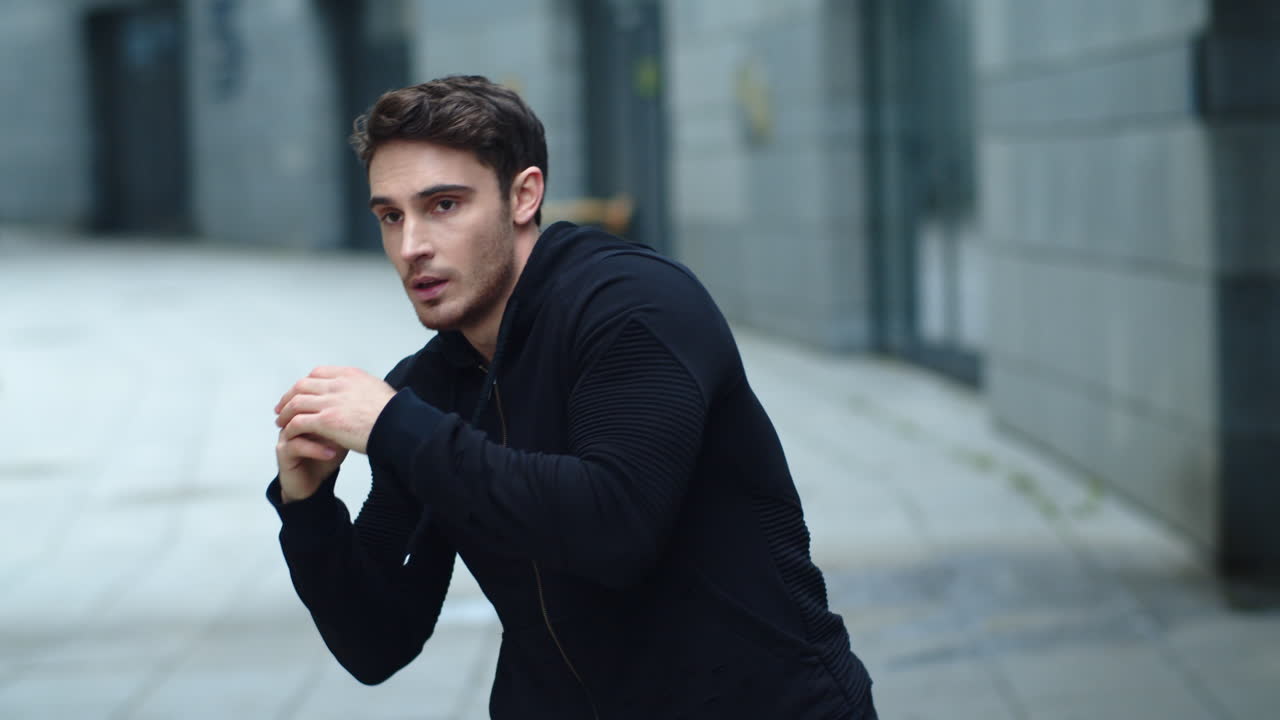 фитнесмен готовится к бегу.