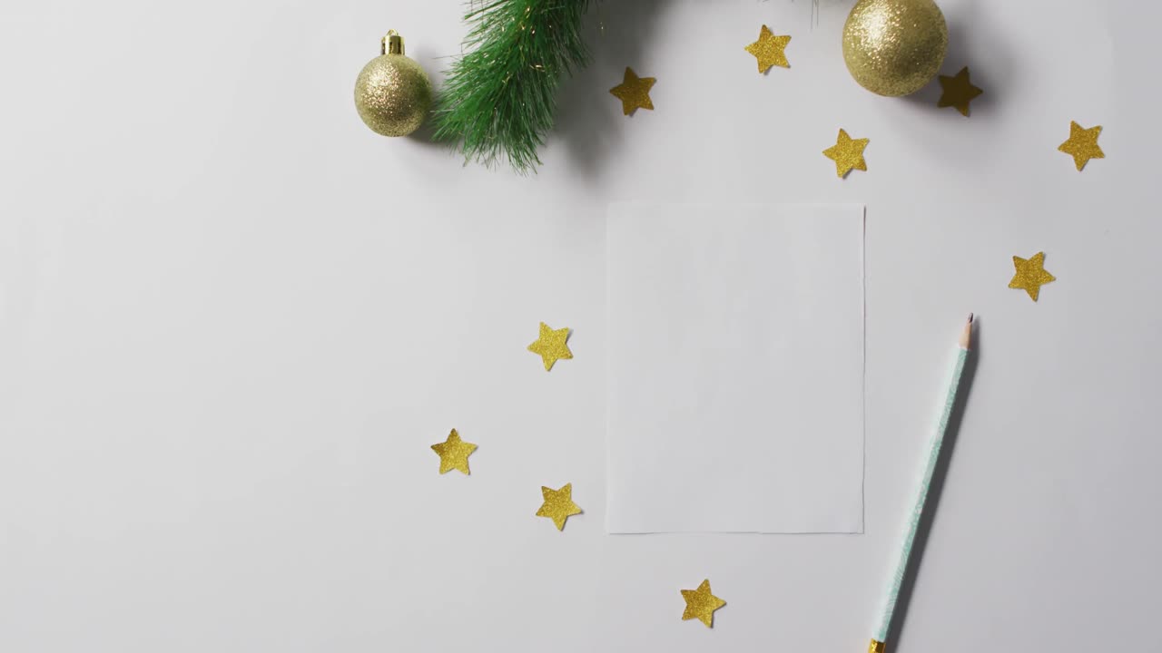 animación de decoraciones navideñas con bolígrafo y tarjeta en blanco sobre fondo blanco.