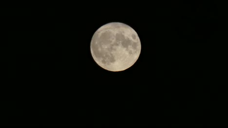 Nahaufnahme-Der-Mondkrateroberfläche-Des-Vollerntemondes,-Die-über-Den-Dunklen-Himmel-Verläuft