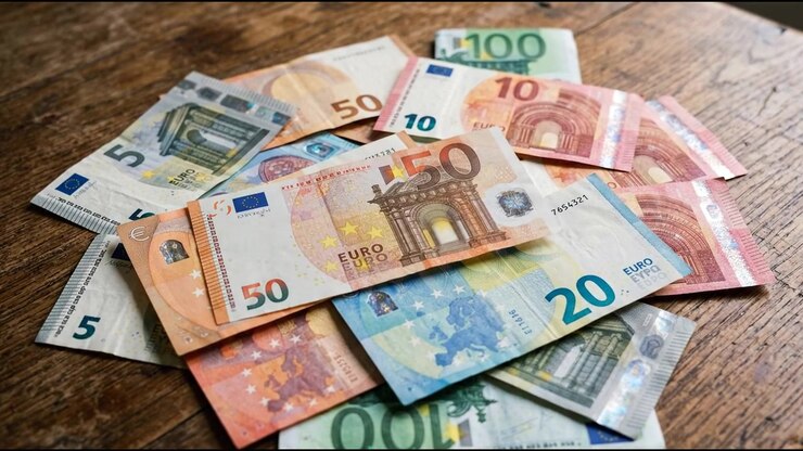 Billets en euros colorés couvrant une surface dans un concept d'épargne et de services bancaires